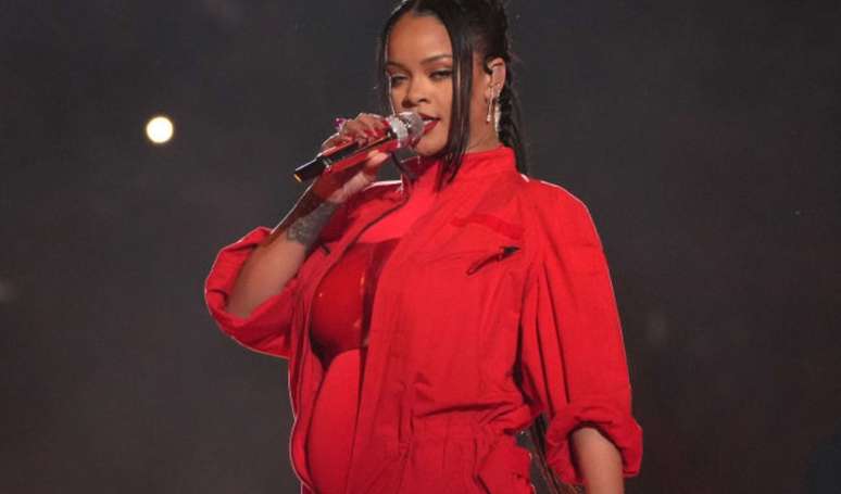 Even the dancers didn’t know it!  Rihanna hid her pregnant belly in a way you never imagined