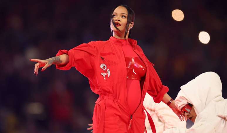 Rihanna voltou aos palcos após 7 anos no Super Bowl 2023.