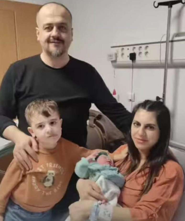 Necla reencontrou-se com seu marido, Irfan, e seu filho, Yigit Kerim