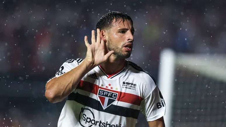 Ele joga! São Paulo divulga escalação para o clássico com Calleri