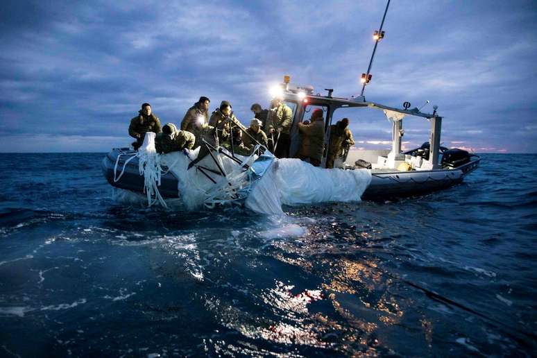 Navios e mergulhadores dos EUA ainda estão à procura de mais destroços de um balão abatido na costa da Carolina do Sul