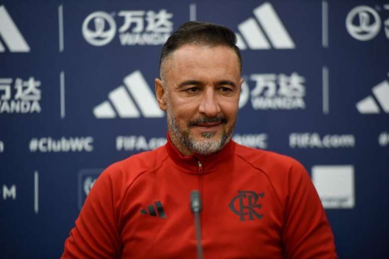 Com respaldo interno e apoio público, Vítor Pereira inicia semana no Flamengo com objetivos definidos