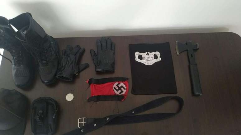 Adolescente usava uma faixa com a suástica no braço, simbolo do nazismo