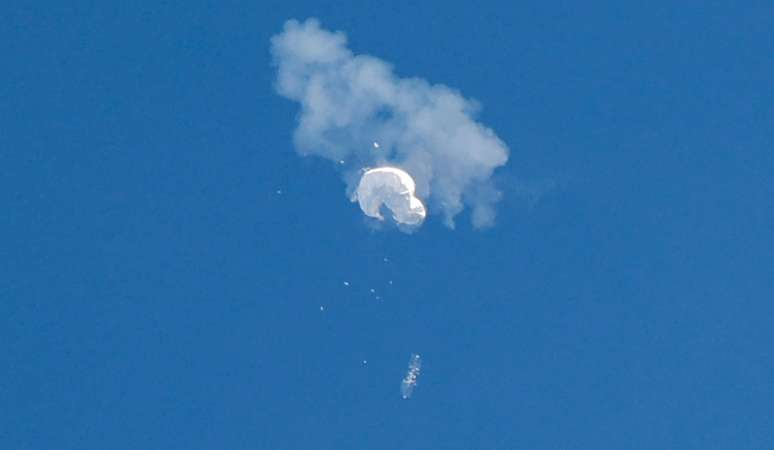 O suposto balão espião chinês flutua para o oceano depois de ser abatido na costa de Surfside Beach, Carolina do Sul, EUA, em 4 de fevereiro de 2023 