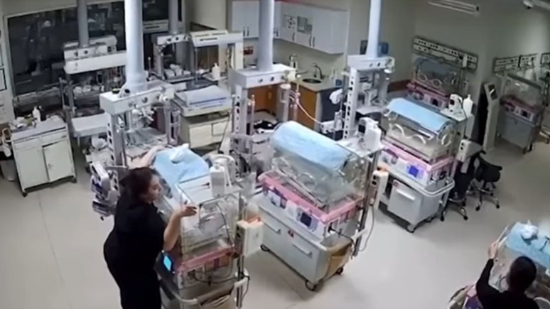 Enfermeiras seguram incubadoras e protegem bebês em hospital turco durante terremoto