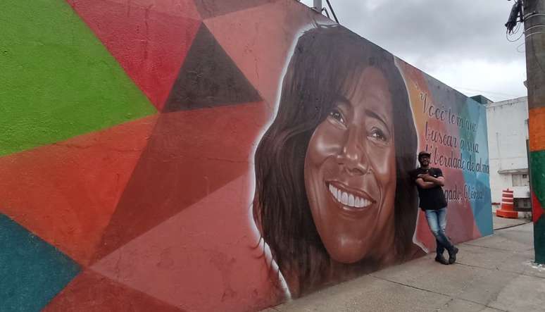 O artista plástico Gerri Allves diante do mural: "Glória Maria será sempre uma grande inspiração"