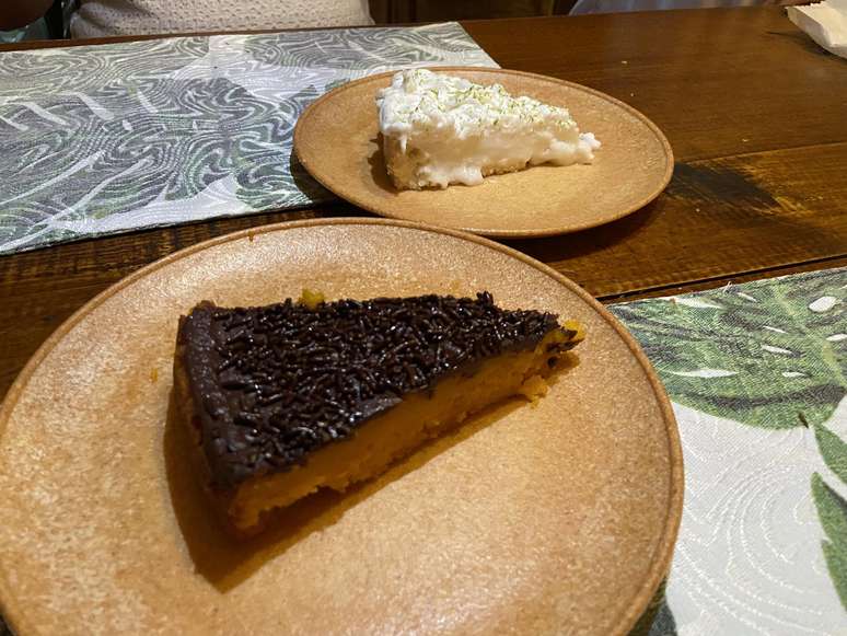 Sobremesas do rodízio: bolo de cenoura com chocolate e torta de limão