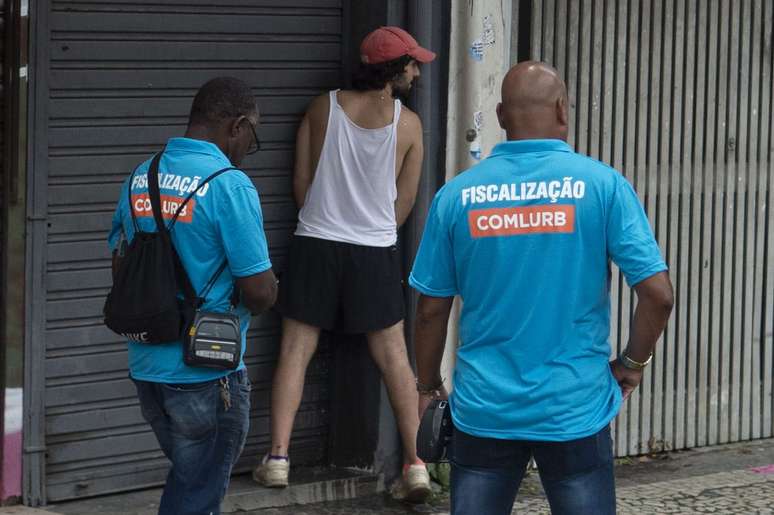 Fiscais flagra folião urinando em via pública no pré-carnaval. 