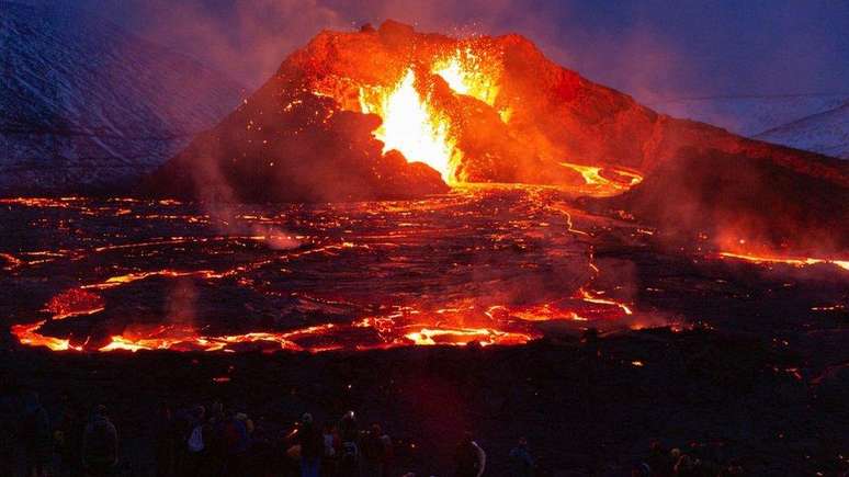 A atividade vulcânica na Islândia é causada por placas tectônicas que estão se afastando