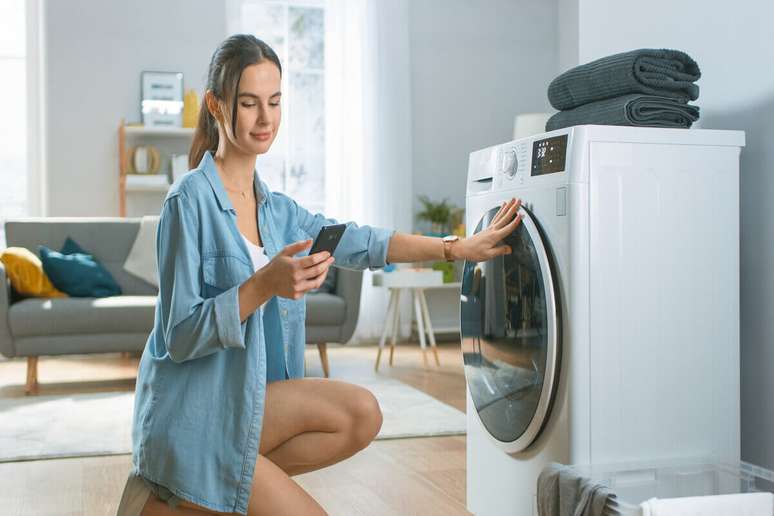 Evitar lavar roupa no horário de pico ajuda a reduzir o consumo de energia 