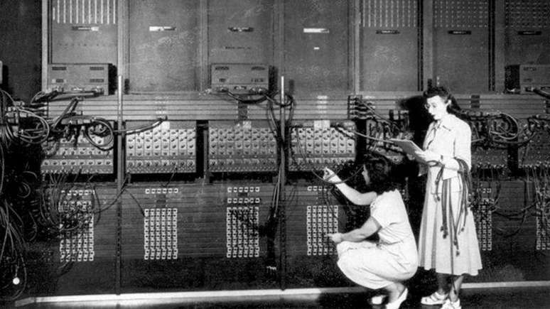 Dezenas de outras mulheres continuaram programando o ENIAC até 1955, como Gloria Gordon Bolotsky (à esquerda) e Ester Gerston