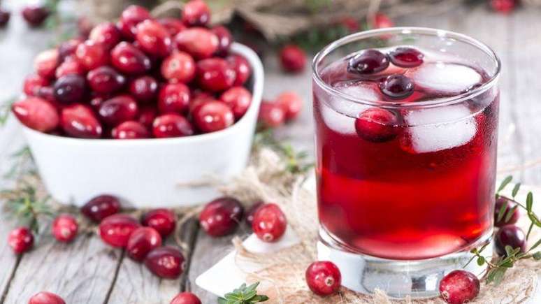 Muitas pessoas acreditam que o suco de cranberry pode ajudar a tratar a cistite, mas as evidências são extremamente confusas