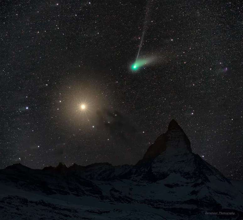 NASA Highlight: “Green comet” and Mars are in the astrophoto of the day