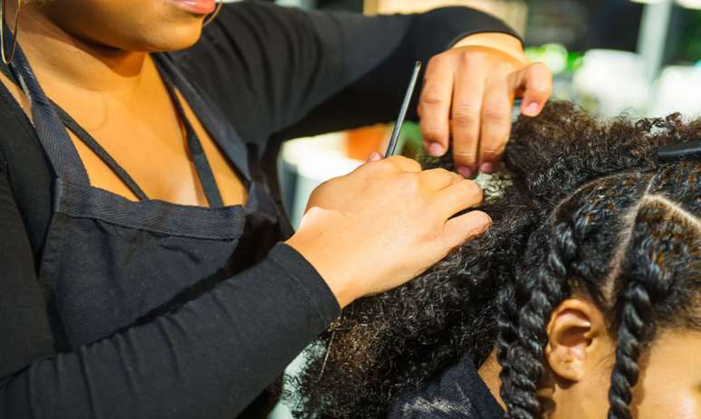 Anvisa proíbe venda de pomadas para cabelo; entenda os riscos -