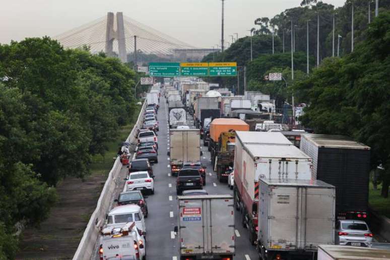 Trecho da marginal do Tietê, na altura da ponte da Casa Verde; trânsito cada dia mais intenso desafia motoristas e engenheiros de tráfego