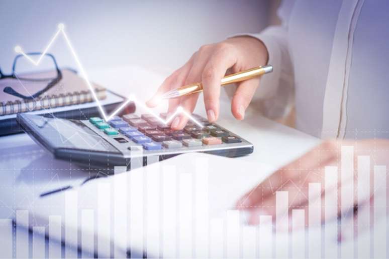 A third of Brazilians invest in financial products