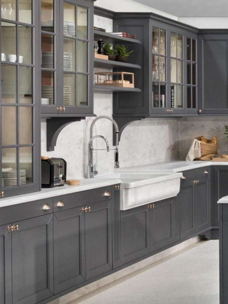 Cozinha retro na cor cinza neutra. Foto: Anastassiadis ArquitetosArquitetos