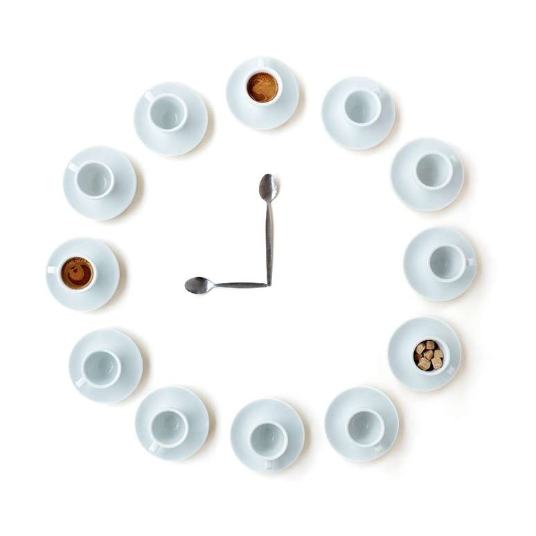 Xícaras de café dispostas na forma de relógio