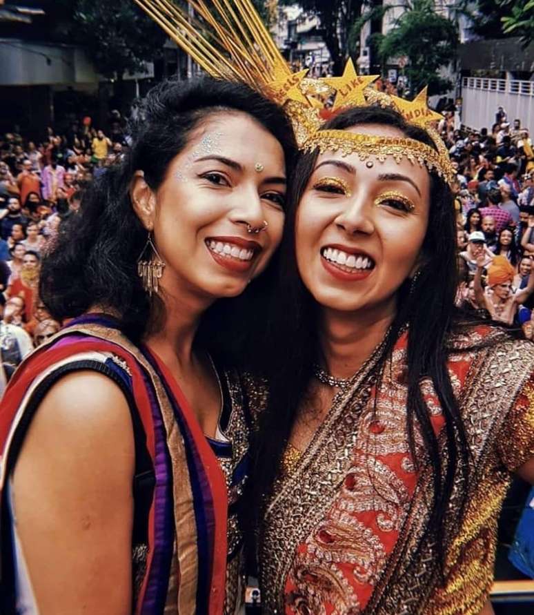 Juily Manghirmalani (a esq.) curte o Bloco Bollywood 