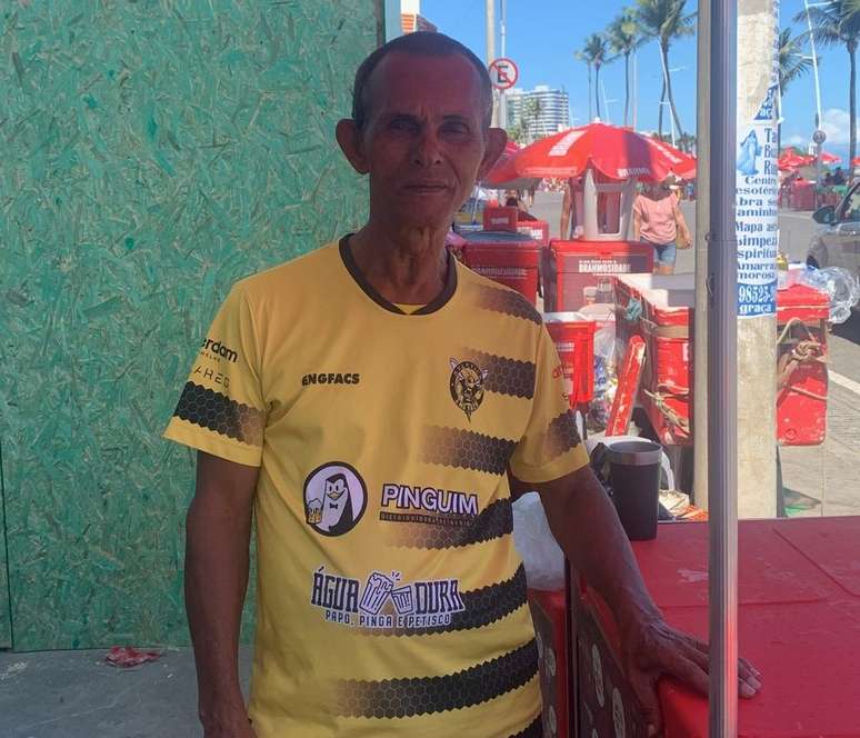 Amaurílio José, de 61 anos, gastou mais de R$ 500 para conseguir tirar sua licença de ambulante