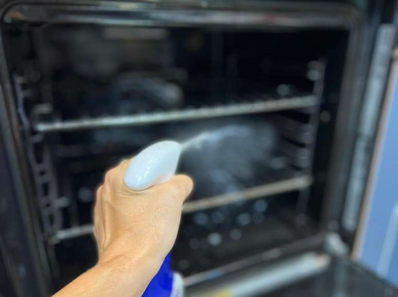 Aplicando desengordurante no forno pré-aquecido