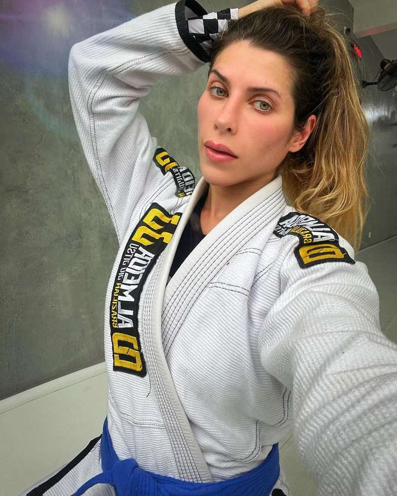 Ana Paula Minerato usando traje para praticar jiu-jitsu