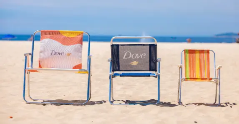 Protótipo desenvolvido para pessoas com deficiência e pessoas gordas está à esquerda e a cadeira da direita é a mais encontrada para alugar nas praias