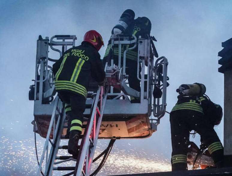 Duas equipes do Corpo de Bombeiros combateram o incêndio no prédio