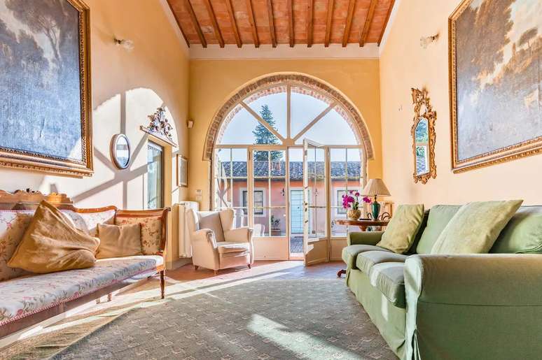 Ainda que predominem os tons past&eacute;is, a decora&ccedil;&atilde;o da casa &eacute; bastante alegre e colorida.