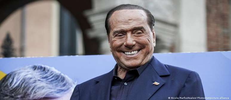 Berlusconi admitiu pagamentos, mas negou suborno