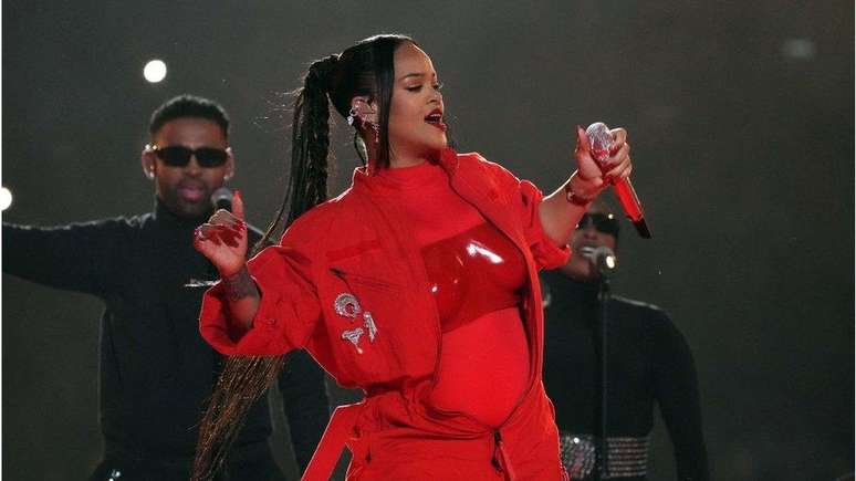 Rihanna marcou retorno aos palcos com show no intervalo do Super Bowl