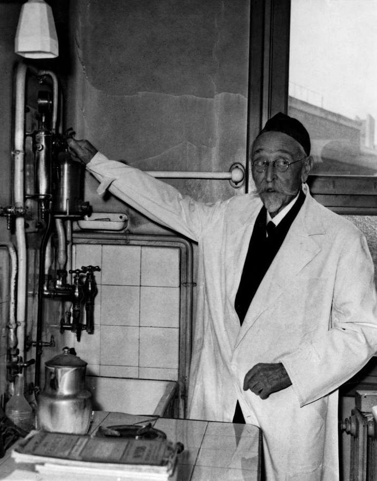 Camille Guérin em seu laboratório no Institut Pasteur, em março de 1958