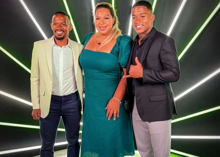 Endrick, o pai Douglas Ramos e a mãe Cíntia (Foto: Reprodução/Instagram)