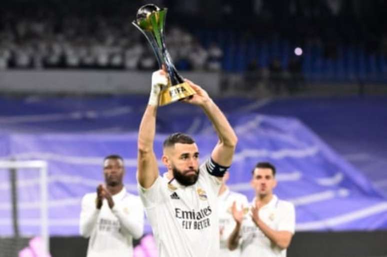 Benzema ergue o troféu do Mundial de Clubes (Foto: AFP)