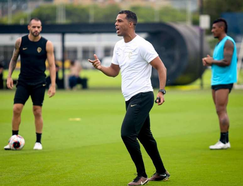 Fernando Lázaro completa um mês no comando do Corinthians mirando feito de Abel no Palmeiras