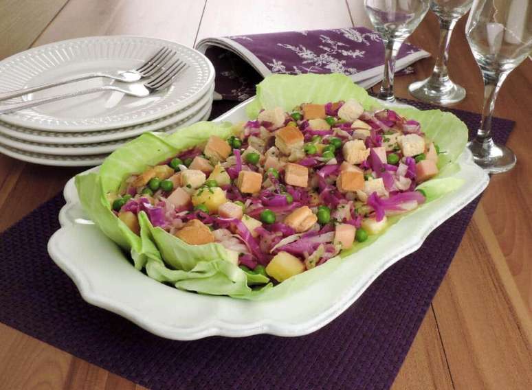 Salada de repolho roxo agridoce &eacute; um exemplo de acompanhamentos r&aacute;pidos