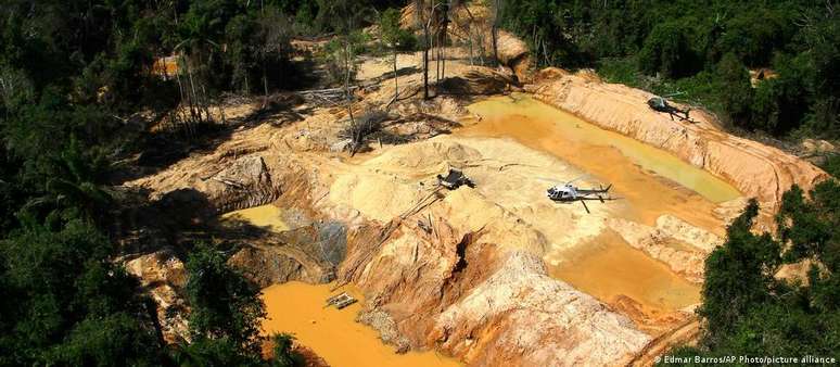 Helicópteros do Ibama sobrevoam área de garimpo ilegal na Terra Indígena Yanomami em 11 de fevereiro