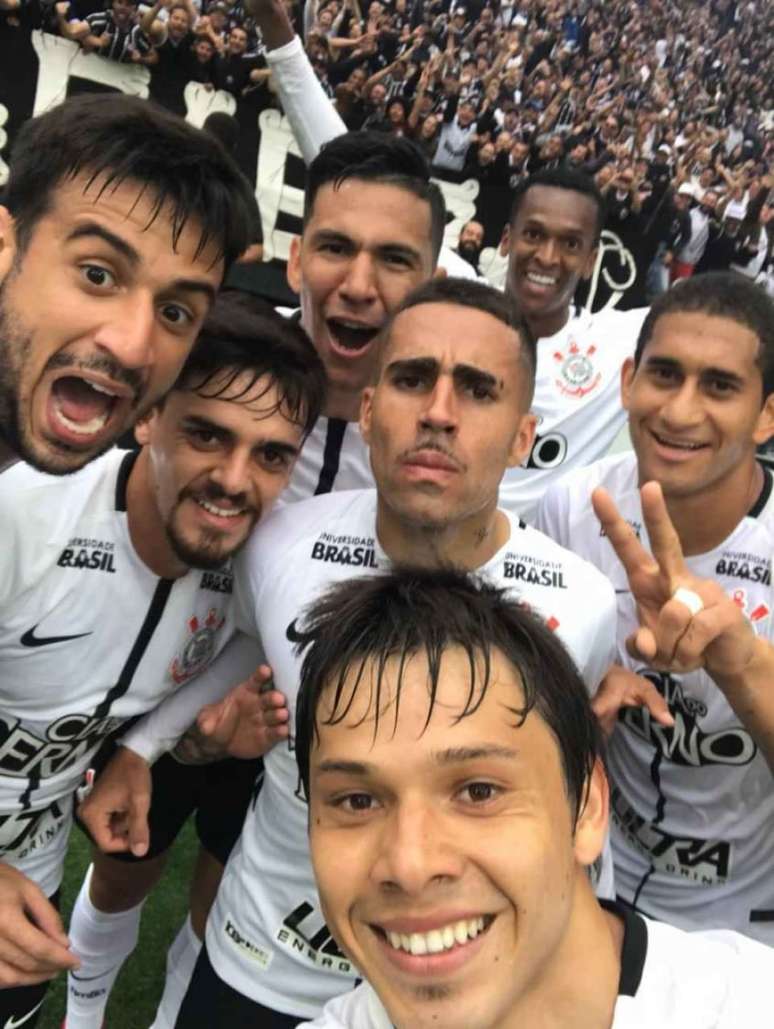 Selfie dos atletas do Corinthians durante o Dérbi (Foto: Romero/ Ag. Corinthians)