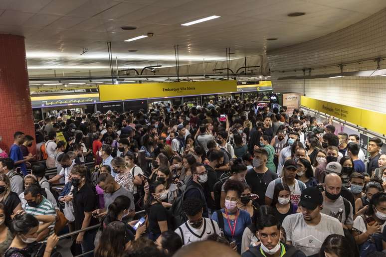 Passageiros enfrentam problemas na Linha 4 Amarelado Metrô, na plataforma da Estação Luz, na região do centro de São Paulo 