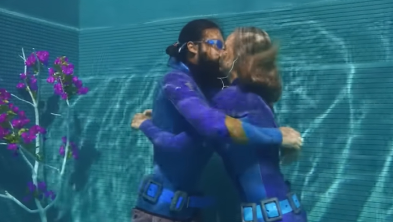 Casal bate recorde de beijo mais longo embaixo d'água