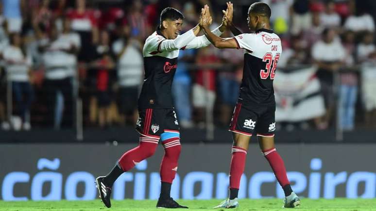 São Paulo atropela Santos e completa 4 jogos sem perder no Estadual