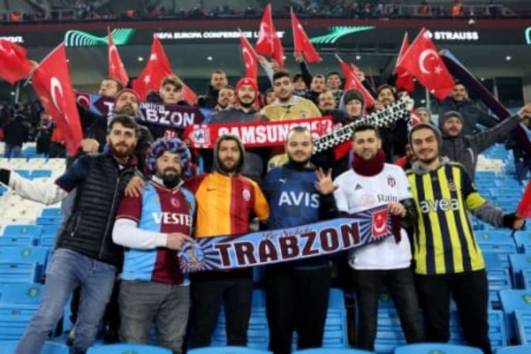 Torcedores de diversos clubes se uniram nas arquibancadas do Trabzonspor (Reprodução/Twitter)