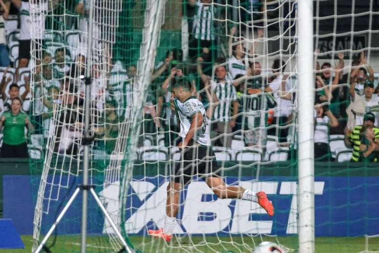 Rodrigo Pinho comemora o único gol do jogo (Foto: Divulgação/Guilherme Griebeler/Coritiba)