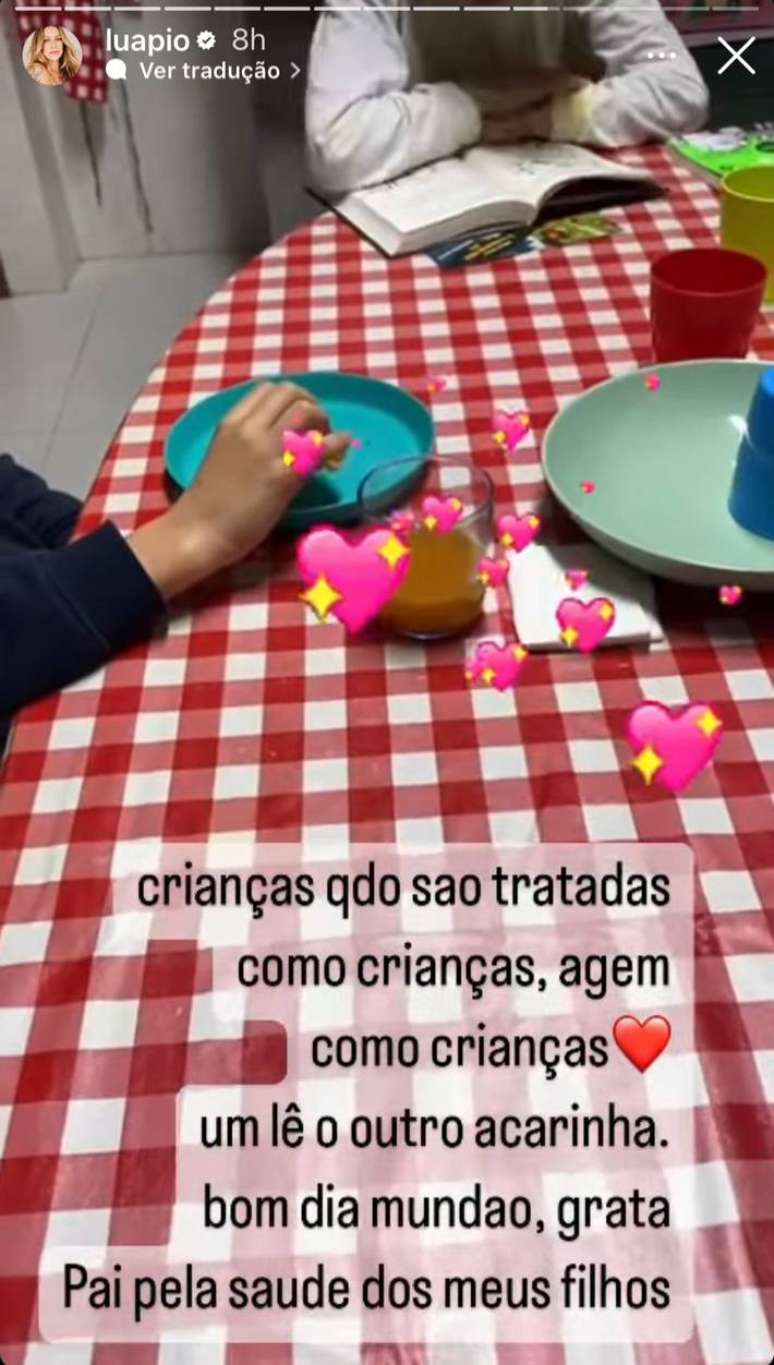 Atriz publicou vídeo dos filhos sentados à mesa