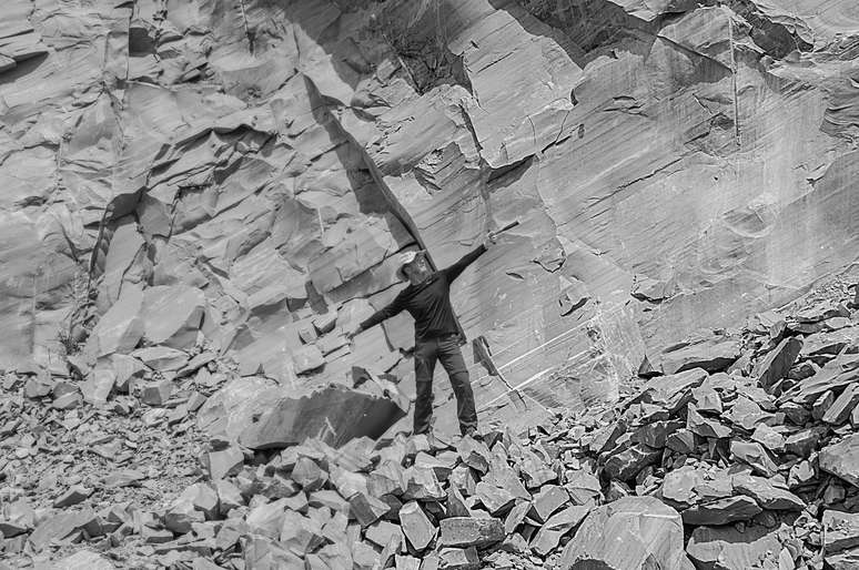 Anelli (na imagem, em trabalho de campo) classifica a pr&eacute;-hist&oacute;ria brasileira como 'fascinante'