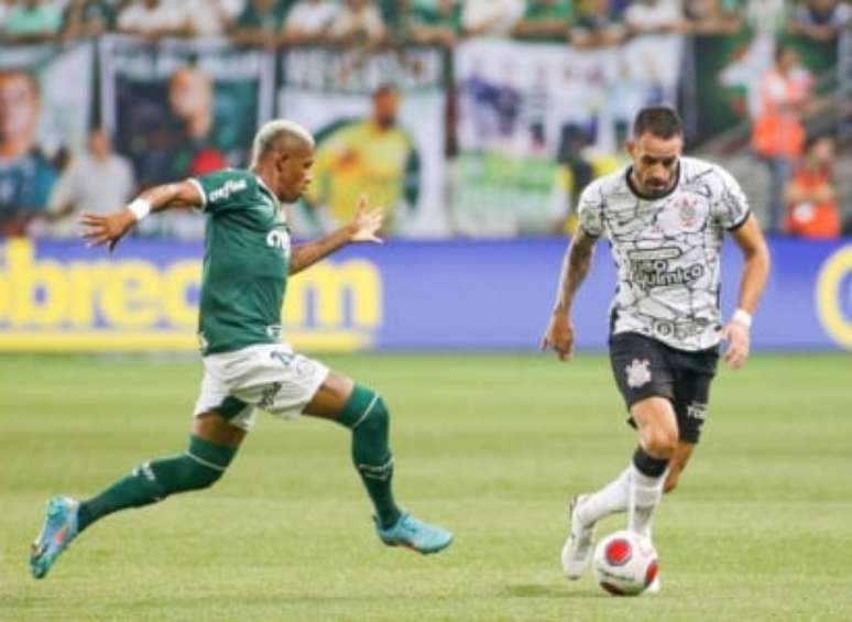 Veteran Renato Augusto disputes the ball with negotiated Danilo (Photo: Rodrigo Coca/Ag.Corinthians)
