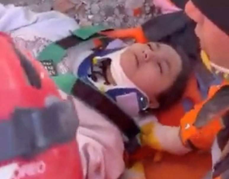 Jovem de 17 anos &eacute; resgatada de escombros 