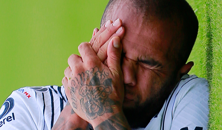 Daniel Alves preso: vaza boletim de ocorrência após acusações de estupro e agressão.