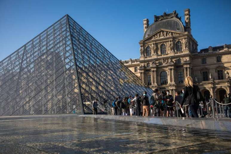 Entrada do Museu do Louvre, em Paris