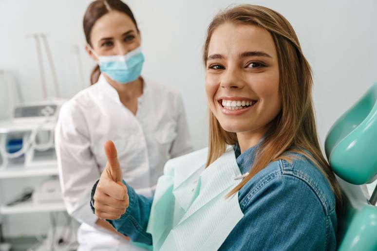 Stains on teeth need to be treated with the help of a dentist 